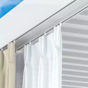 Verleihen Sie Ihrer Pergola mit der Gardinenschiene Pergomondo eine elegante Note und schaffen Sie eine stilvolle Atmosphäre im Freien. Erhältlich in den Größen 3 x 3 m und 3 x 4 m sowie in den zeitlosen Farben Anthrazit und Weiß ist diese Vorhangschiene aus pulverbeschichtetem Aluminium die perfekte Ergänzung für Ihren Outdoor-Bereich.   Alle Vorteile im Überblick In Kombination mit Gardinen von Jalousiescout der perfekte Sicht- & Sonnenschutz  Dekorativer Blickfang im Garten oder auf der Terrasse  Einfache Montage