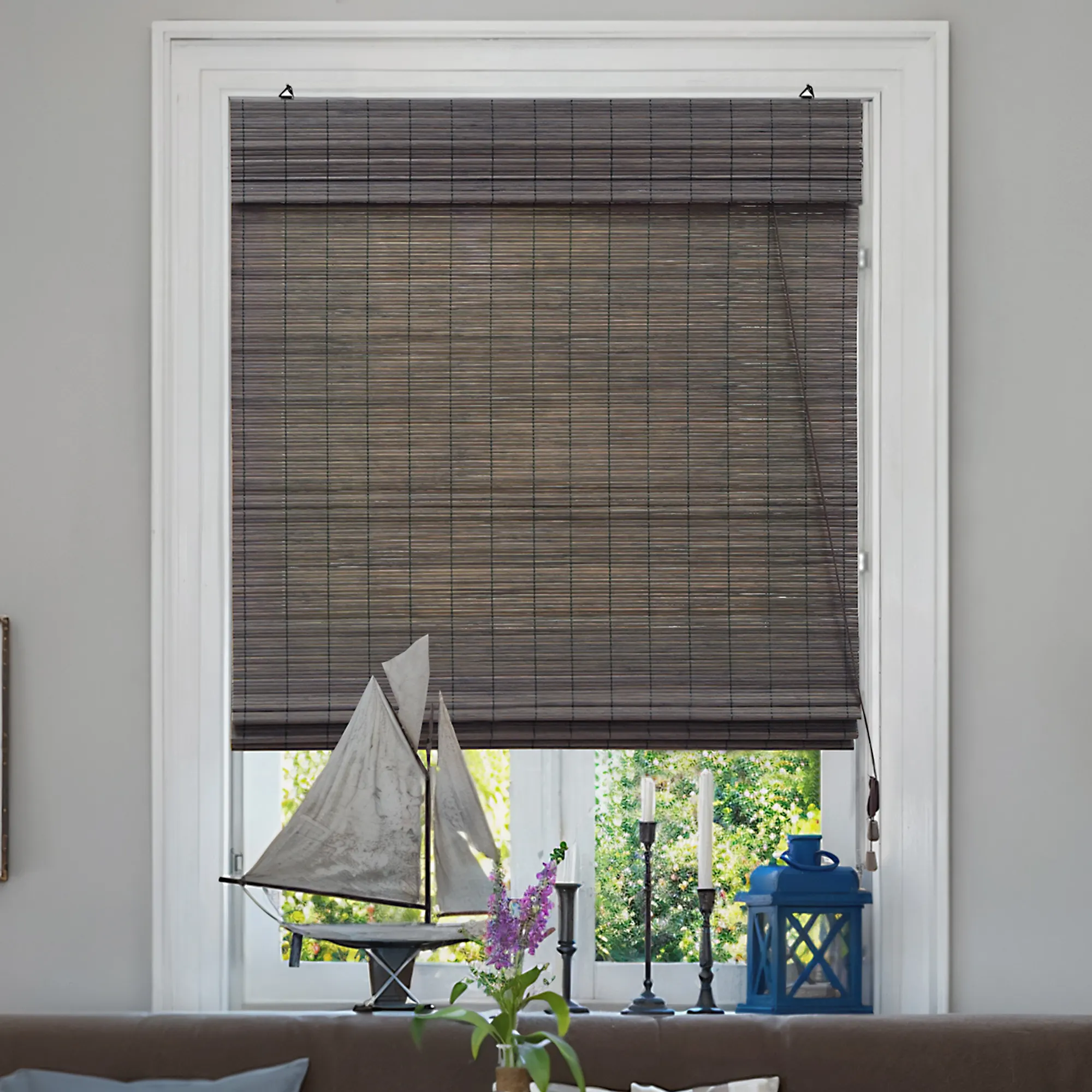 Bambus-Raffrollo in der Größe 150 x 160 cm in der Bambus-Farbe dunkelbraun aus dem Hause VICTORIA M - Das perfekte Fenster-Sichtschutz-Rollo aus natürlichen Rohstoffen! VICTORIA M Bambus Raffrollos sind die natürliche Alternative im Bereich des innenliegenden Sonnenschutzes. Es ist ein