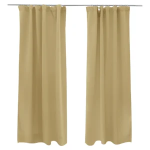 Verdunkelnder Vorhang mit Kräuselband von VICTORIA M - 1x Verdunkelungsvorhang creme mit Kräuselband von VICTORIA M aus hochwertigem Polyester. Es gibt ihn noch in vielen weiteren schönen Farben. Er verfügt über die Maße 140 x 245 cm (Breite mal Höhe). Durch eine eingenähte Vlies-Innenschicht sorgt er für eine 95 - 100% Verdunkelung in Ihren Wohn- und Schlafräumen. Oben eingenäht in den Vorhang ist ein verstärkender weißer Stoffrand mit Durchzugtunnel und drei weißen Kräuselfäden. An diesen lässt sich der Verdunkelungsvorhang zusammenziehen und festknoten. So entsteht der typische Faltenwurf des Stoffes. Zur Befestigung des Vorhangs an Schienen gibt es am oberen Rand drei Reihen mit je 38 Fadenschlaufen