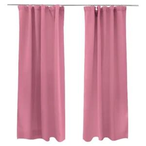 Verdunkelnder Vorhang mit Kräuselband von VICTORIA M - 1x Verdunkelungsvorhang rosa mit Kräuselband von VICTORIA M aus hochwertigem Polyester. Es gibt ihn noch in vielen weiteren schönen Farben. Er verfügt über die Maße 140 x 245 cm (Breite mal Höhe). Durch eine eingenähte Vlies-Innenschicht sorgt er für eine 95 - 100% Verdunkelung in Ihren Wohn- und Schlafräumen. Oben eingenäht in den Vorhang ist ein verstärkender weißer Stoffrand mit Durchzugtunnel und drei weißen Kräuselfäden. An diesen lässt sich der Verdunkelungsvorhang zusammenziehen und festknoten. So entsteht der typische Faltenwurf des Stoffes. Zur Befestigung des Vorhangs an Schienen gibt es am oberen Rand drei Reihen mit je 38 Fadenschlaufen
