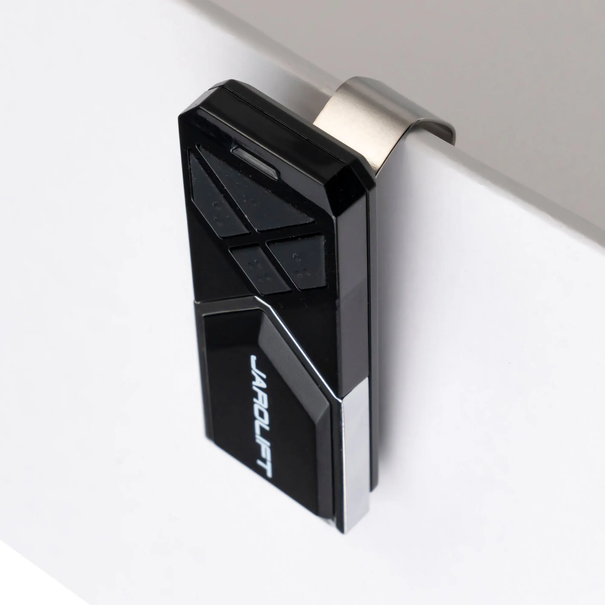 Auto-Sonnenblenden-Halterung mit Clip für 4-Kanal Funkhandsender ML / JL | Chamberlain. Der Chamberlain Sonnenblendenclip für Handsender eignet sich für alle Garagentor 4-Kanal Funkhandsender von Chamberlain und JAROLIFT. Dank des Clips ist Ihr Handsender im Auto gut aufgeräumt und jederzeit bedienbar. Der Sonnenblenden-Clip besteht aus hochwertigem Aluminium. Die Maße des Zubehörartikels betragen 60 x 10 x 10 mm. Neben dem Clip umfasst der Lieferumfang des Zubehör-Sets 2 Schraubendreher