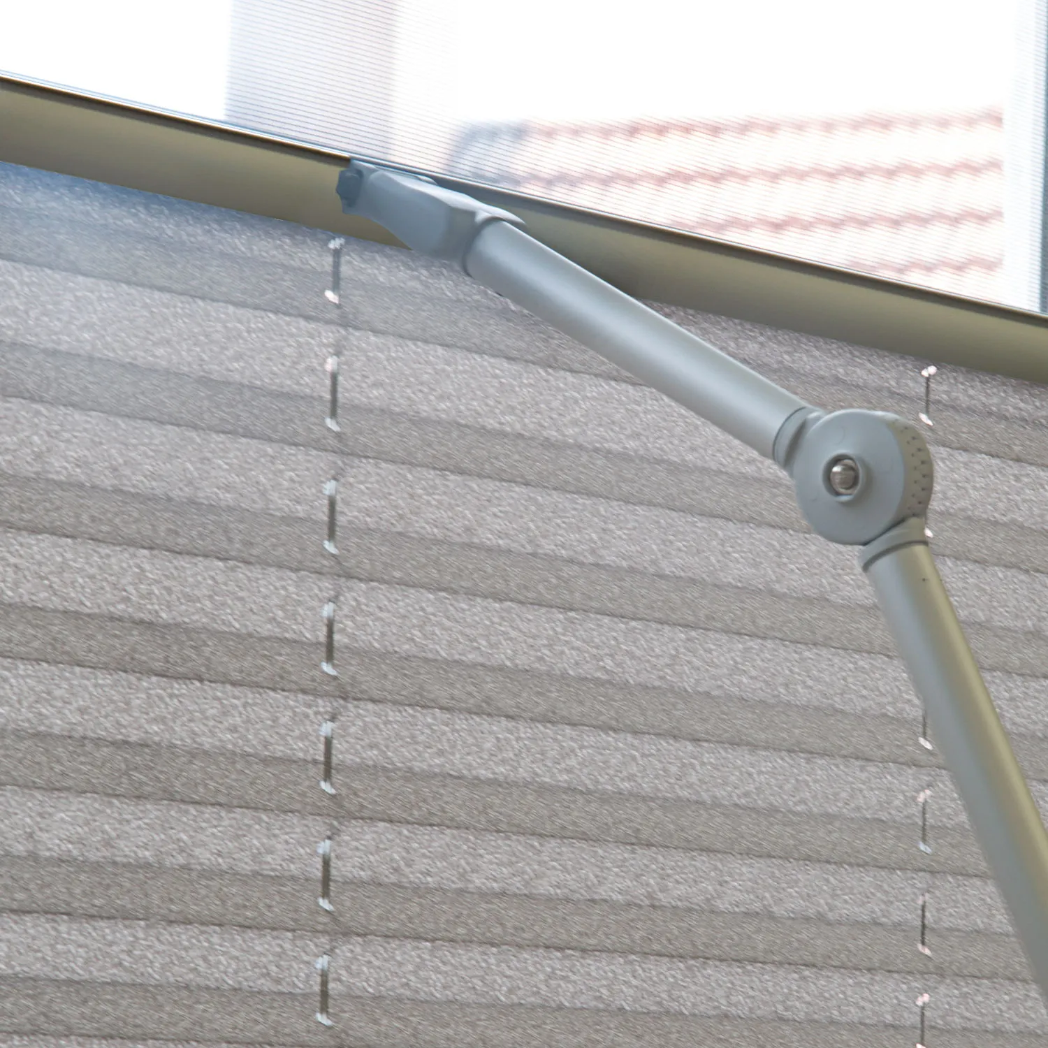 Der Plissee COSIFLOR Bedienstab mit 250 cm Länge und Gelenk in silber aus dem Hause VICTORIA M