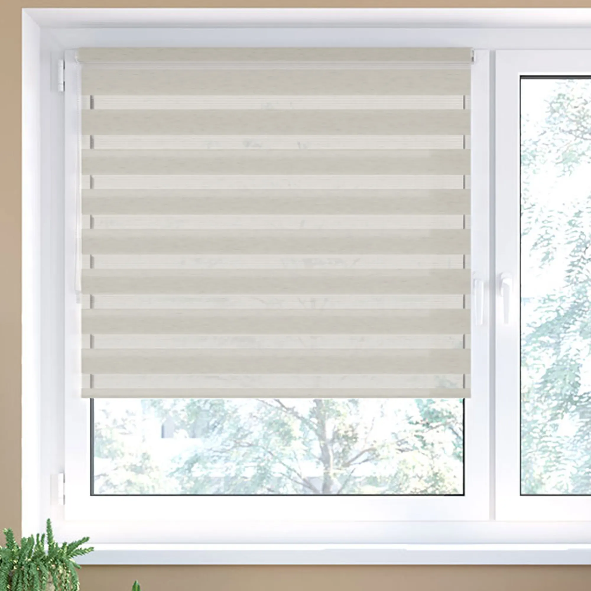 Das Elegance Doppelrollo nach Maß besteht aus zwei Stoffbahnen mit abwechselnd blickdichten und transparenten Streifen. Durch geschicktes Verschieben dieser Streifen lässt sich der Lichteinfall ganz nach Wunsch variieren. Das Duo Rollo vereint Funktionalität und Ästhetik in einem durchdachten Design