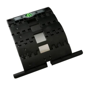 Die Selve Hochschiebesicherung SecuBlock schützt Ihre Rollläden zuverlässig vor Einbruchsversuchen! Sie ist aus glasfaserverstärkter Kunststoff und Federstahl gefertigt und entspricht höchsten deutschen Qualitätsstandards. SecuBlock kann nur in Verbindung mit einem Rollladenantrieb oder Kugelgetriebe eingesetzt werden. Sie eignet sich für herkömmliche 8-Kant-Wellen der Schlüsselweiten 50 und 60. Sie kann dank patentiertem Drehverschluss schnell und unkompliziert eingebaut werden. Die Selve Hochschiebesicherung verfügt über ein sehr gutes Wickelverhalten