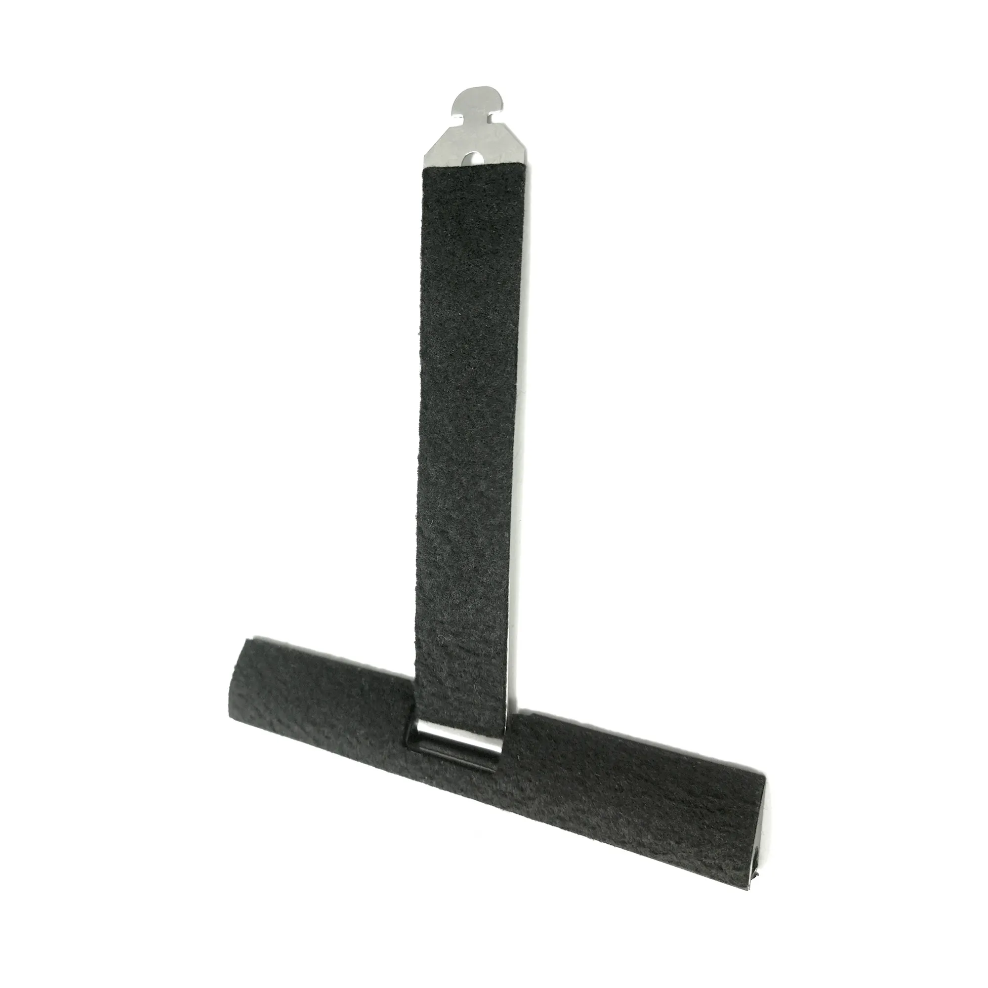 Die Sicherungsfeder Uni (Mini u. Maxi) mit Kratzschutz von JAROLIFT zur Befestigung Ihres Rollladenbehangs an der Stahlwelle eignet sich für Mini- und Maxiprofile bis 55 mm Deckbreite. Sie ist aus hochwertigem Federstahl gefertigt und verfügt über eine Filz-Beschichtung als Kratzschutz. Diese schützt die Rollladenlamellen und verhindert Abdrücke am Rollladenpanzer. Außerdem ist der Rollladen dadurch besonders laufleise. Für den Einbau muss die Feder in der ersten Lamelle des Behangs befestigt werden. Anschließend haken Sie bitte noch den Schwalbenschwanz in den Aussparungen der Stahlwelle ein. Dieses Produkt hat zwei Jahre Garantie.