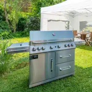 ZUNDA Gasgrill MGG-362 Master mit Backburner. Ausgestattet mit 6 Hauptbrennern & 1 Seitenbrenner. Mit Infrafrot-Backburner an der Rückenwand. Mit elektrischem Drehspieß. Zu 90 % vormontiert. Mit Qualitäts-Schutzhülle.