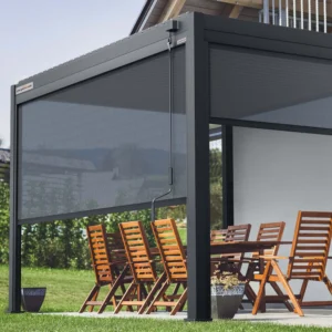 Pergomondo Screen-Rollo für Pergolen Schaffen Sie einen privaten Rückzugsort im Freien mit dem Pergomondo Screen-Rollo für Pergolen. Verfügbar in elegantem Anthrazit oder klassischem Weiß und wählbar zwischen den Größen 3 oder 4 Meter. Dieses stilvolle Screen-Rollo kombiniert Funktionalität mit einem modernen Design und macht Ihren Außenbereich zum perfekten Ort für Entspannung